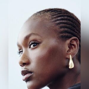 NWT. Zara Golden Teardrop/Droplet Shaped Metal Earrings.